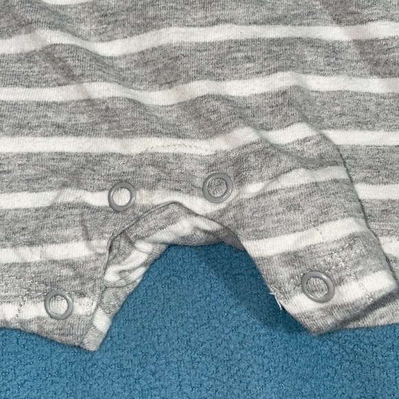 Carter’s boys’ size 18 months one-piece hooded summer outfit - Picture 5 of 6